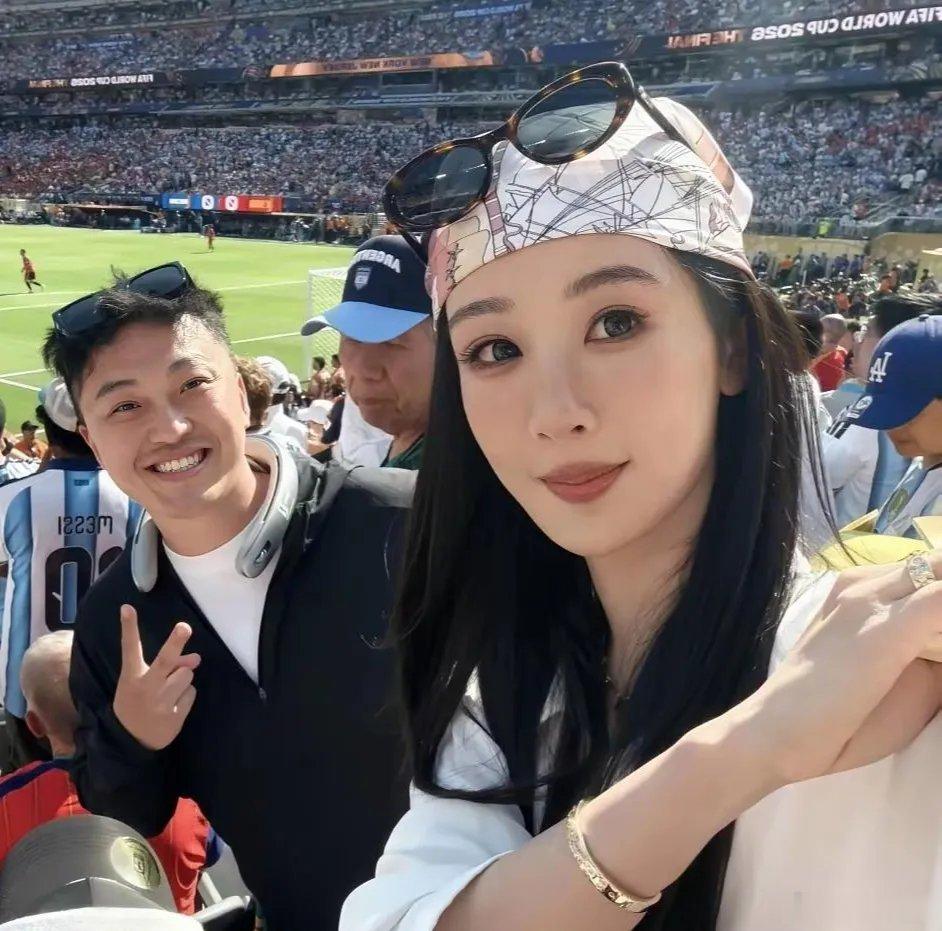 杨紫这是有高人指点吧！杨紫的妆造真是绝了！太适合她了！多巴胺头巾，配个墨镜，脸上