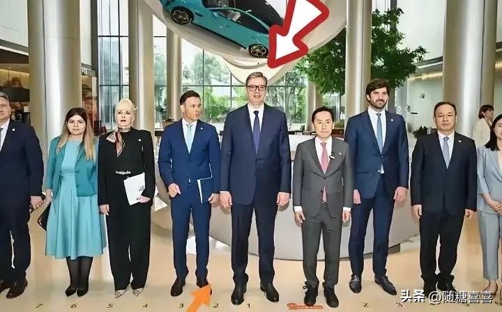 武契奇最近在欧洲可太吃香了，冯德莱恩见他，科斯塔也见，马克龙和默茨排着队跟他聊。