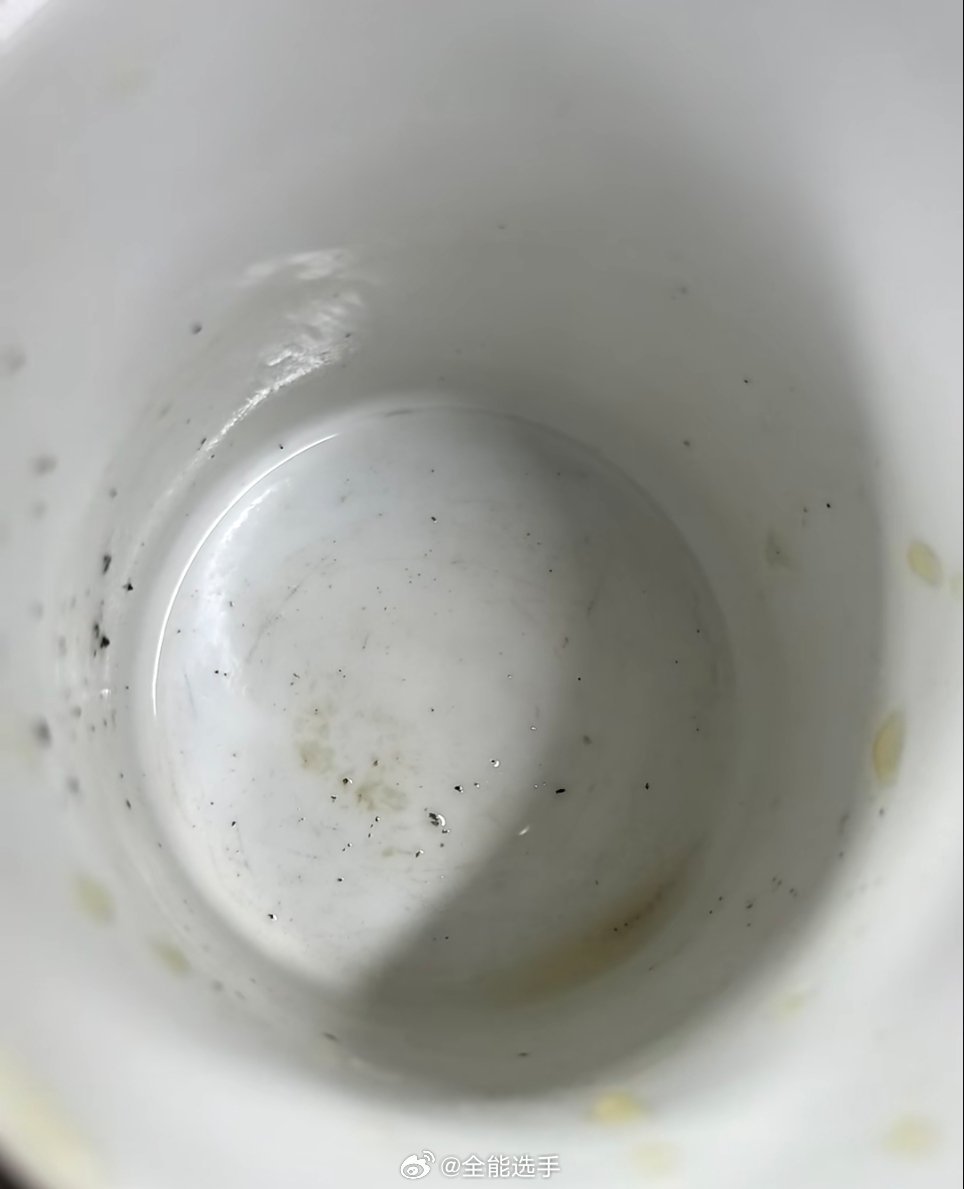 杯子被老板拿去当烟灰缸[裂开] ​​​