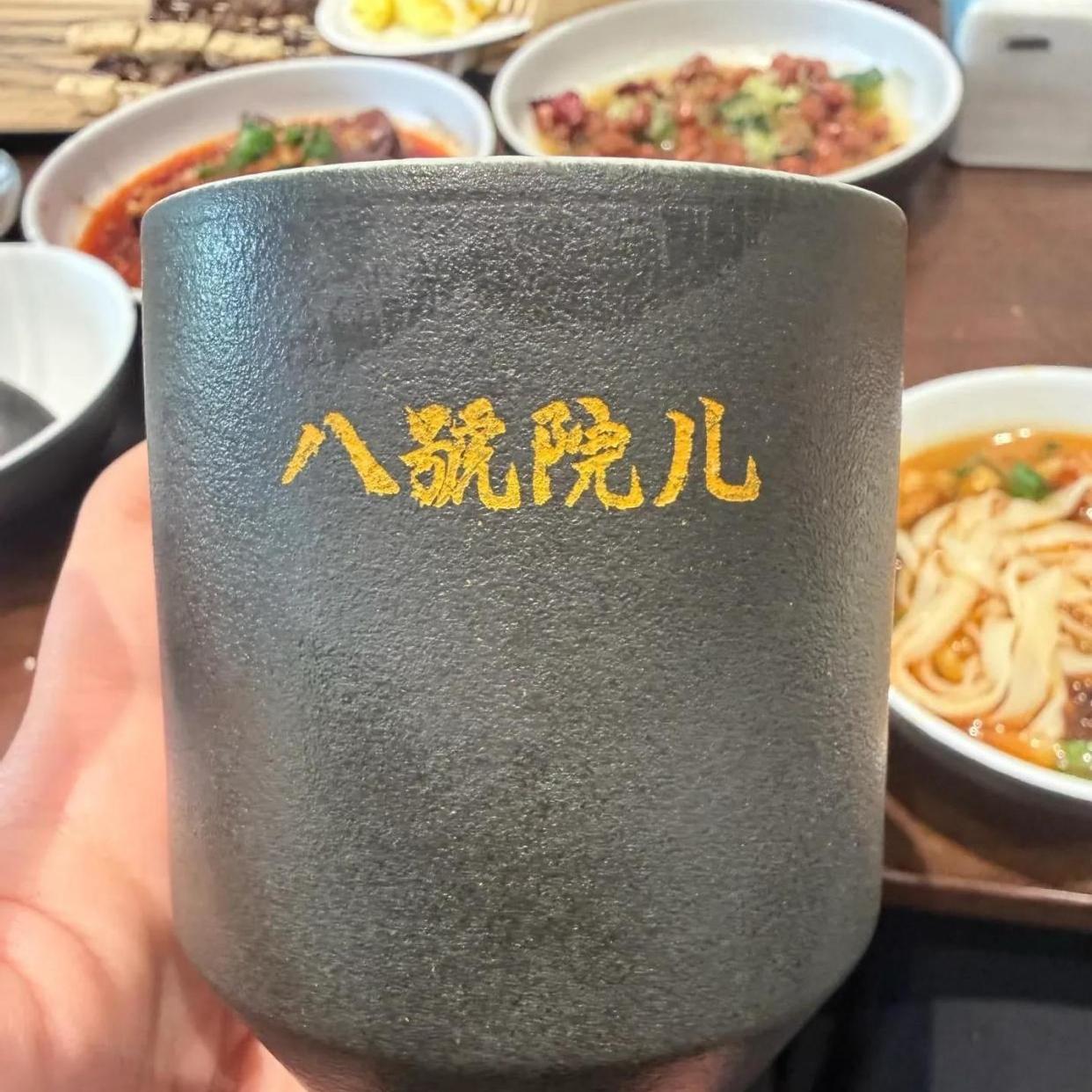 褪去明星光环，踏实过日子，转行开餐馆

4月9日，41岁文章在上海新开陕西风味餐