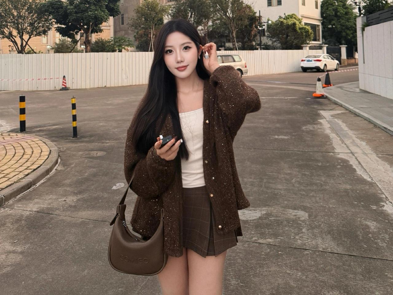 『半窗月痕·贺新郎·街隅闲步』

作者/朱珠
 
趁晚街风软。
踱过那、米白墙根