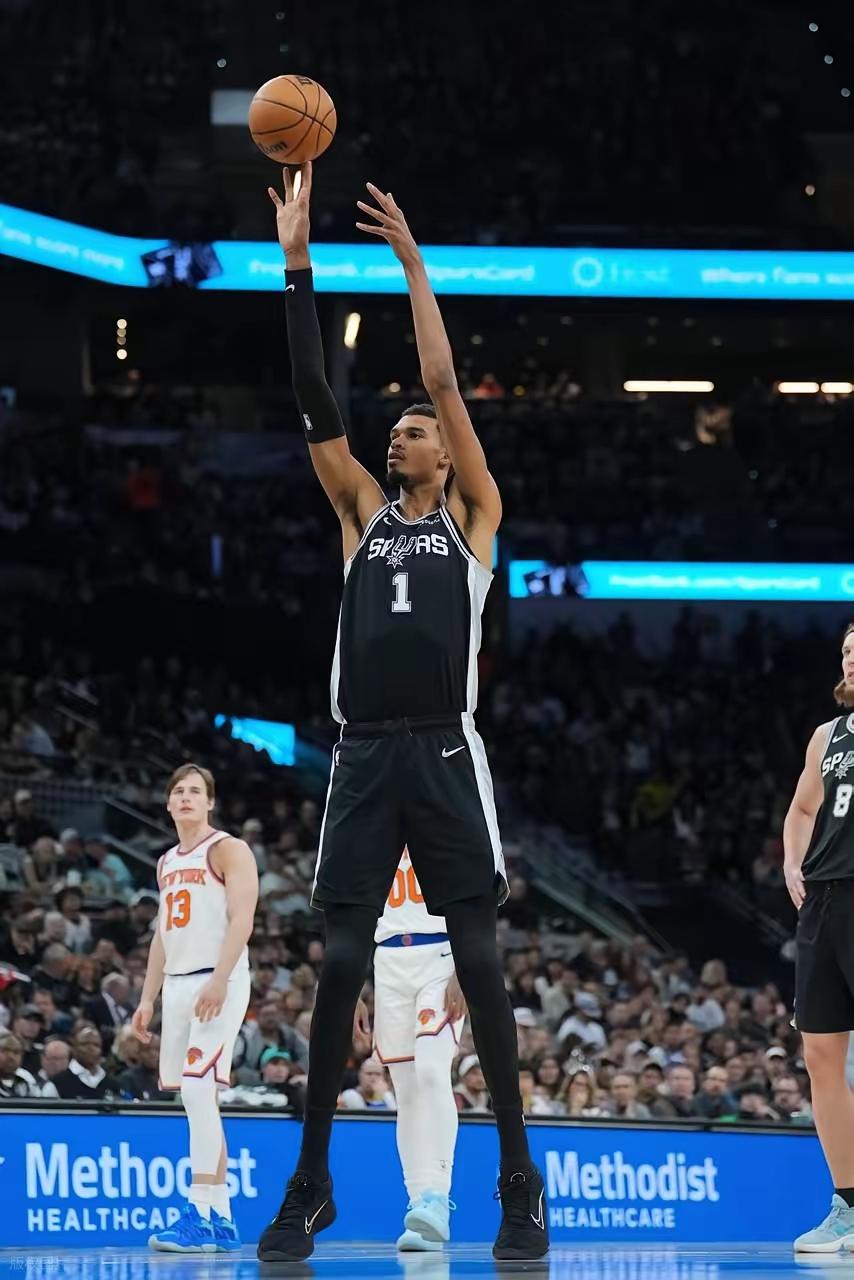 ✨文班亚马腿太细了✨

🐼 文班亚马的弱点多么明显啊！他的腿太细了，下盘不稳。