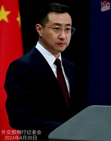 昨天（4月30日）的外交部例行记者会上，两位外国记者追问中方驱离侵闯黄岩岛海域的