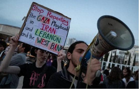 美国这回是真的压不住了，全国各地怨气冲天，大街小巷全是抗议的人群，50个州一起出