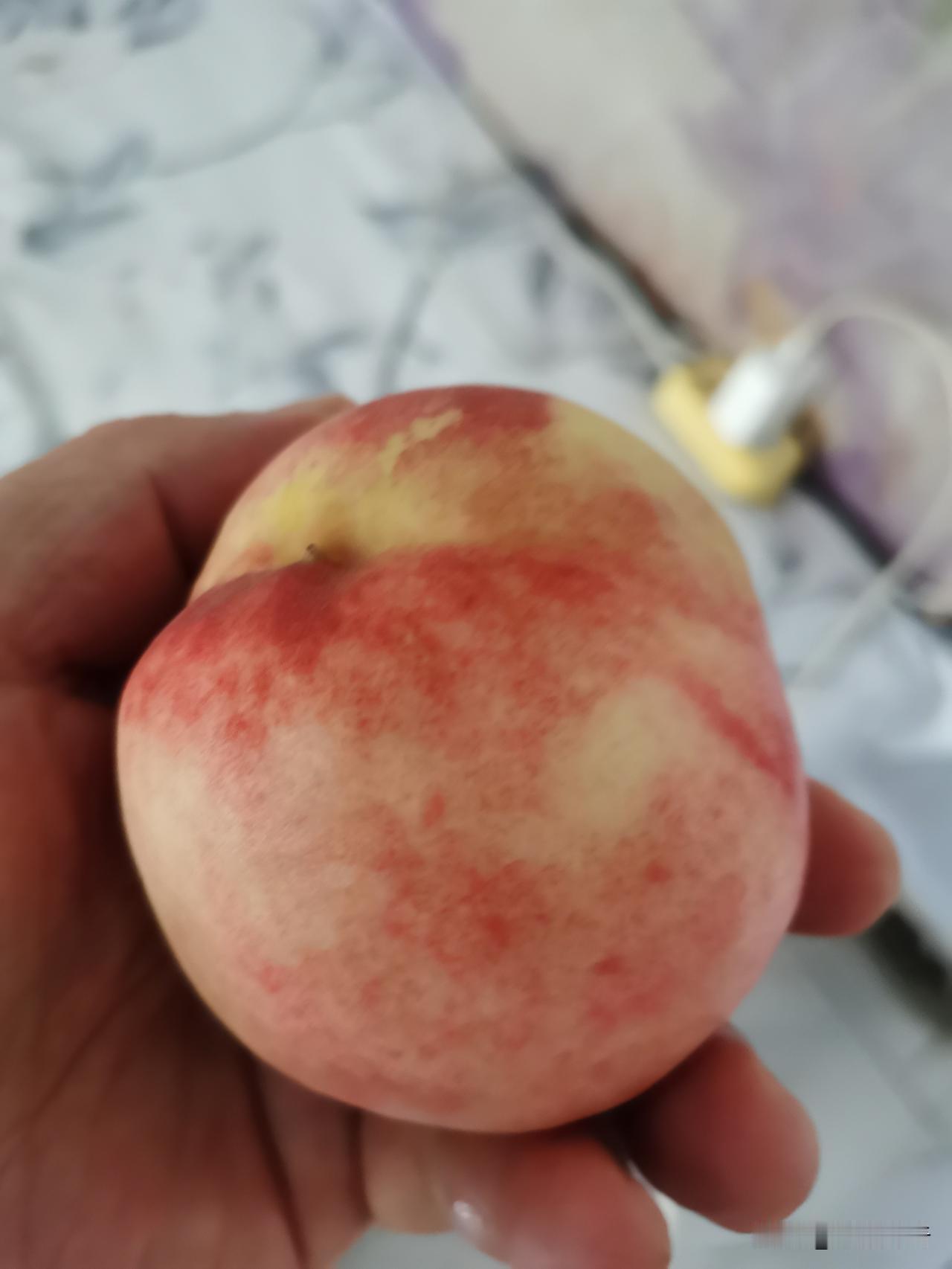 室友在宿舍吃榴莲，
我让他出去吃，他不肯，
我默默打开了臭豆腐。[偷笑]
