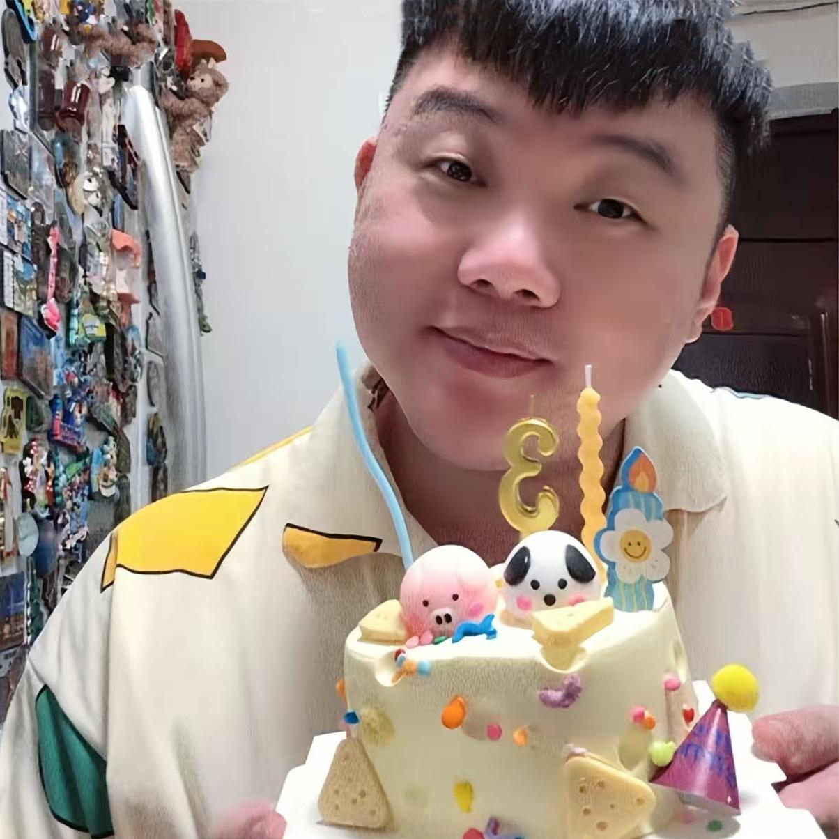 每次晒照都被催婚，张霄白的人生大事，网友格外上心！
与女友杨艺恋爱三年，晒出了碰