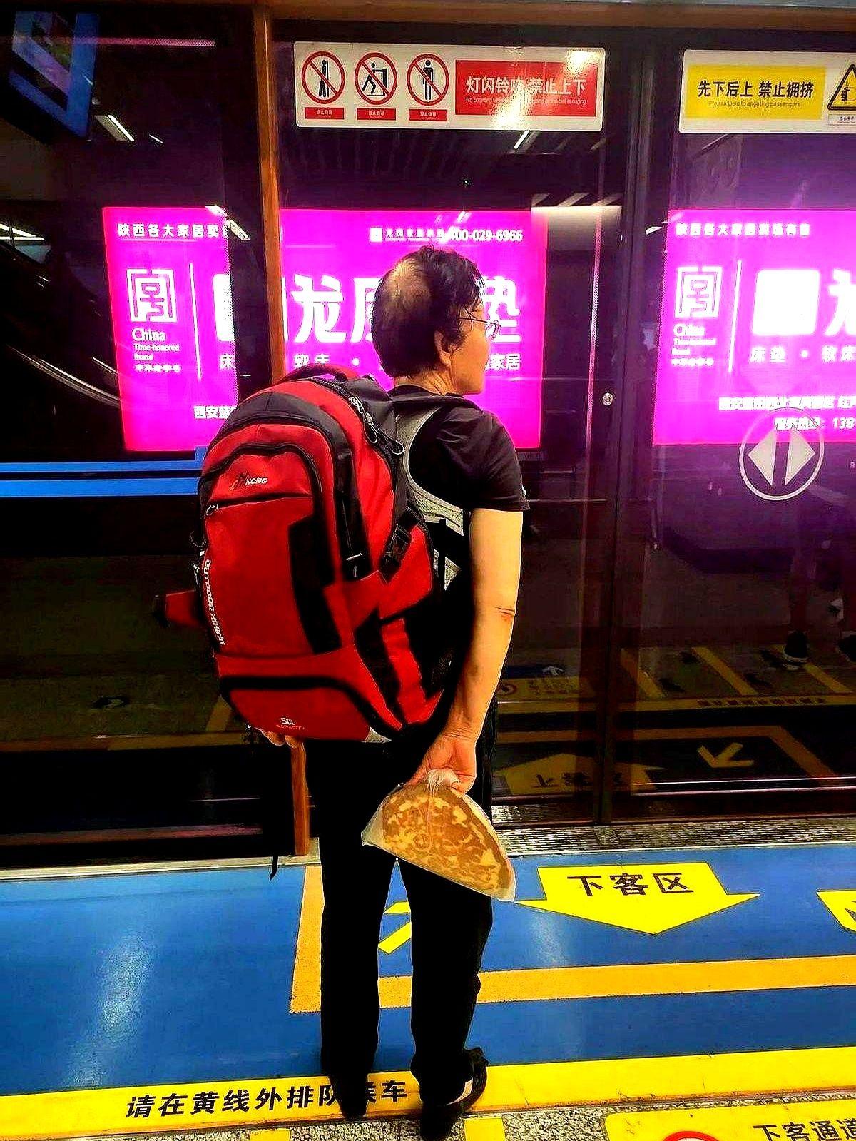 前两天的晚上两点多，我和我老公都醒了。

确切得说是他弄醒了我，他想要夫妻生活，