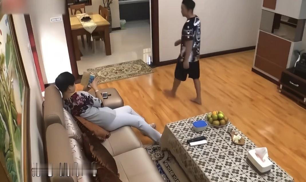 这段考古片段看完，很多人终于看懂，为什么大家总感觉冉莹颖母亲对待邹市明始终带着距