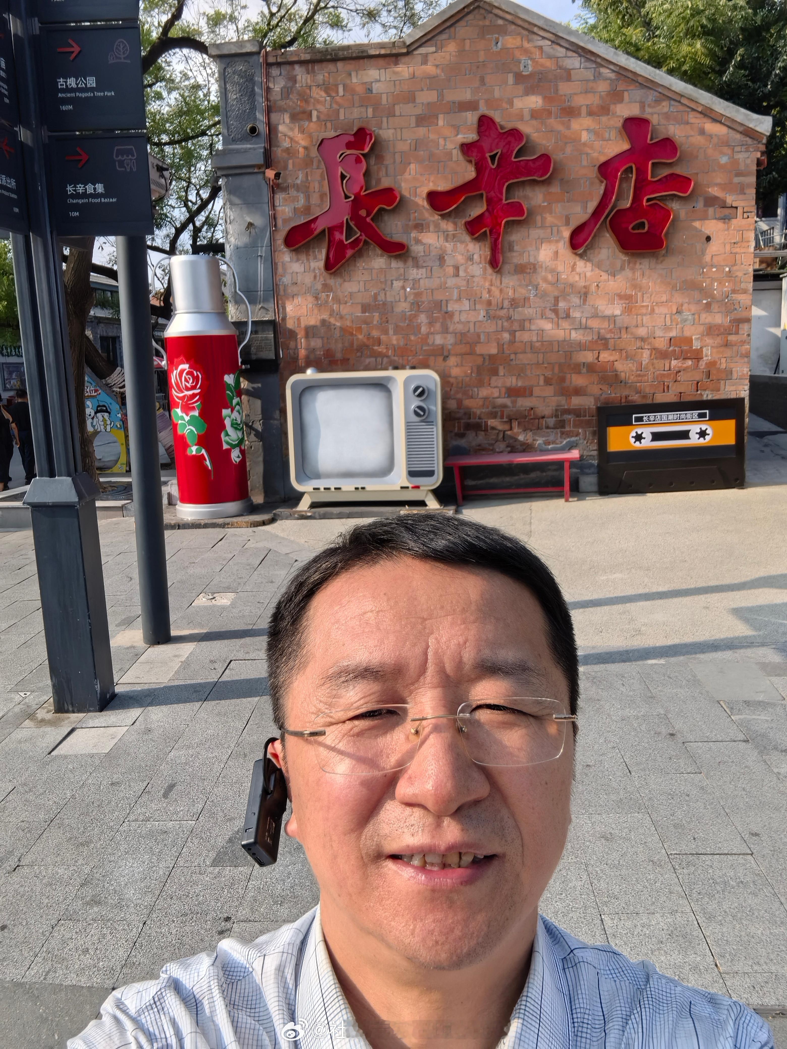 王晖副教授听专家的，节约了两块钱上周评审项目，中午吃盒饭的时候，与旁边一个专家聊