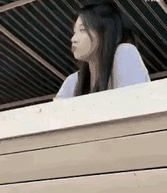看到个心动的美女，可惜没机会了，还是放弃吧！