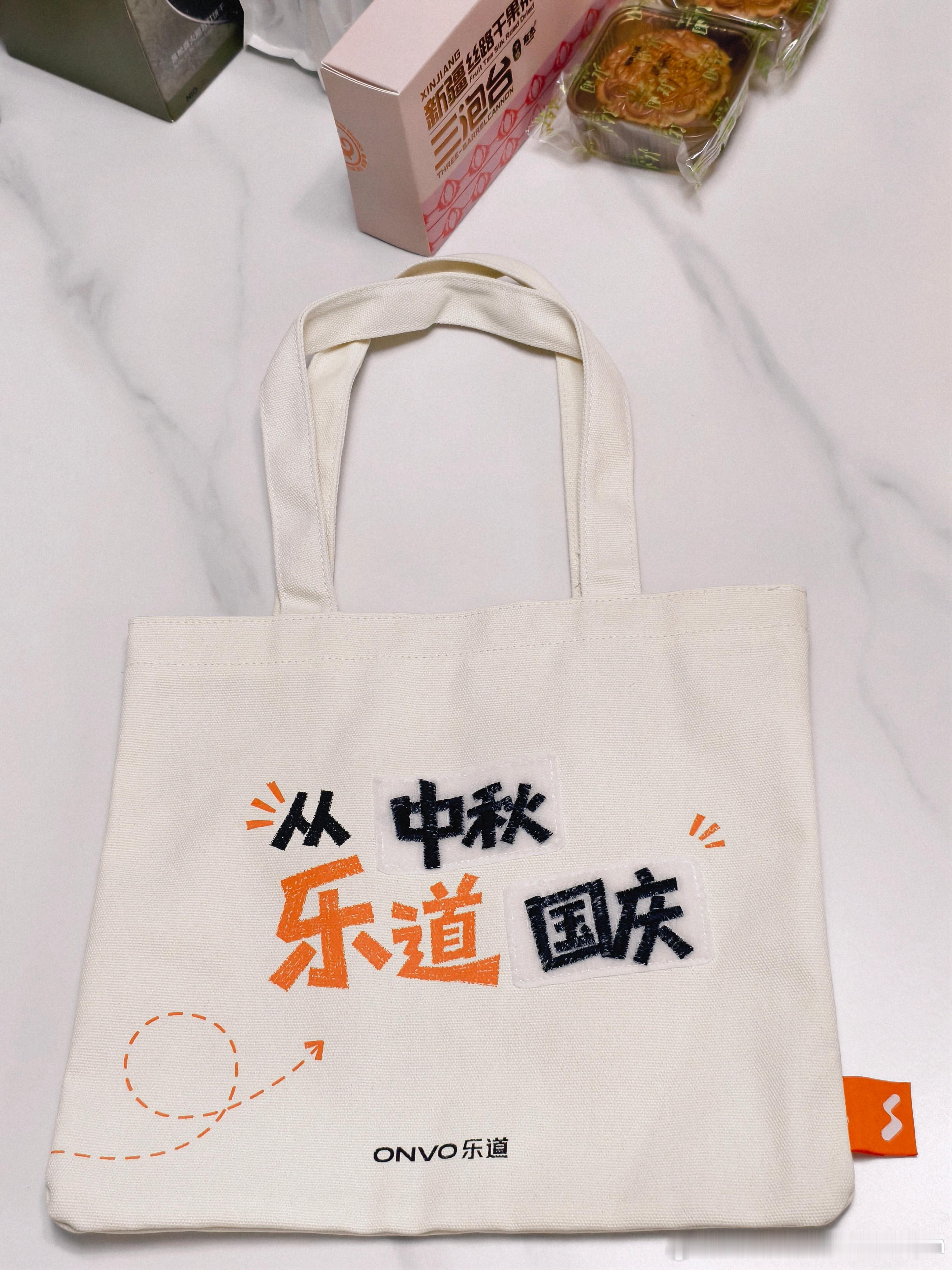 关注点赞，明天晚上开奖！抽个好玩的乐道挎包，自带可以组合替换的魔术贴。[偷笑]新