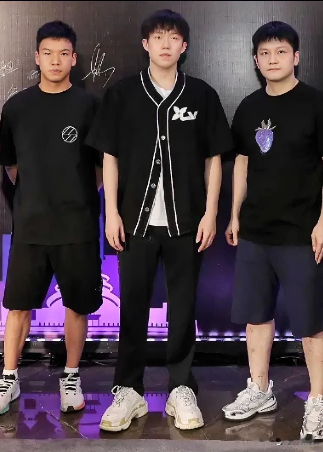 仔细看，左边的是目若朗星、雄浑沉健的国乒名将向鹏。右边的是疏眉朗目、英姿昂昂的樊