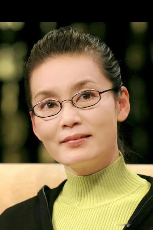 潘虹说，在电视剧中，我老演那种吵架的婆婆，而且嘴还挺厉害，能把人挑到梁上那种。
