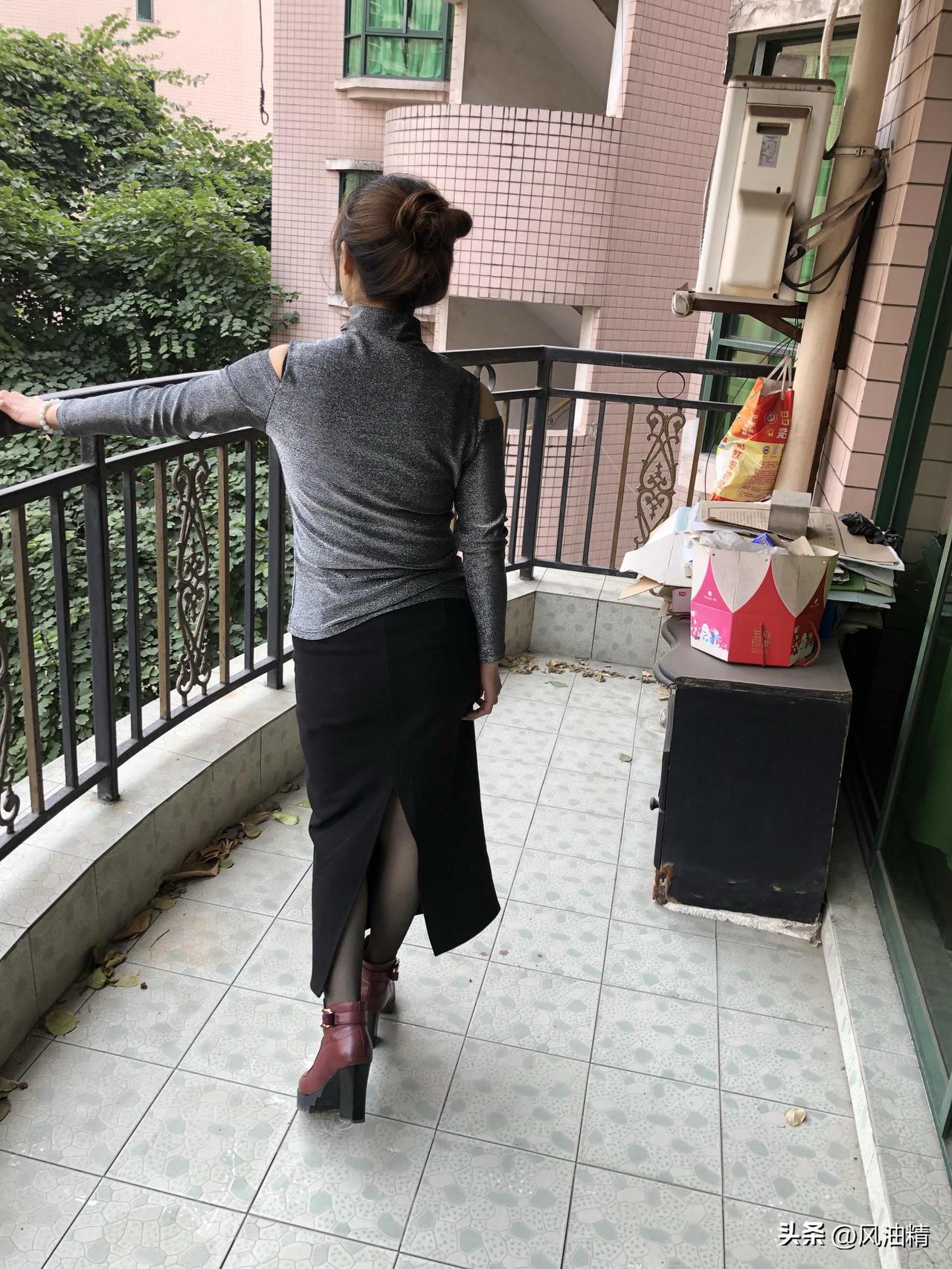 这套穿搭堪称都市通勤的范本：银灰色露肩高领衫自带高级感，巧妙露出肩线；黑色开衩一