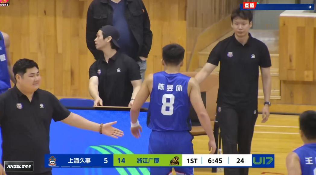 上海队这么打就中了广厦队的套路了，不要尝试跟广厦打快，广厦转换进攻打得很好的。上
