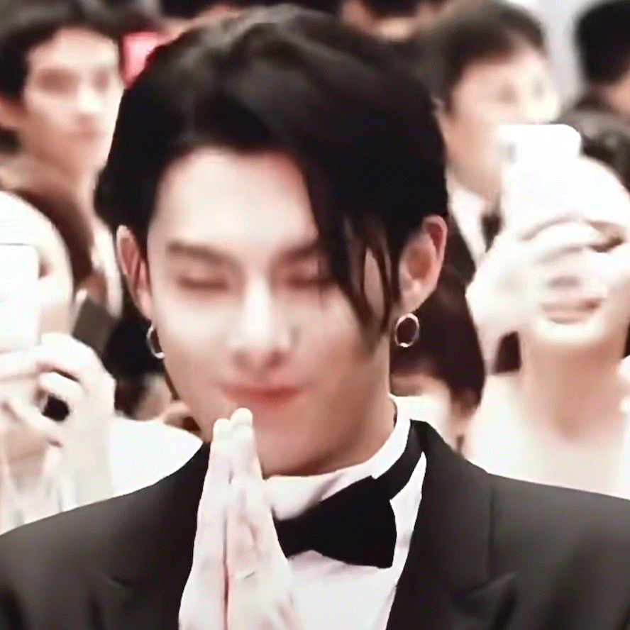 王鹤棣打掉拍摄者手机王鹤棣这个打掉手机应该是私生吧这个距离，这个角度他这个咖位不