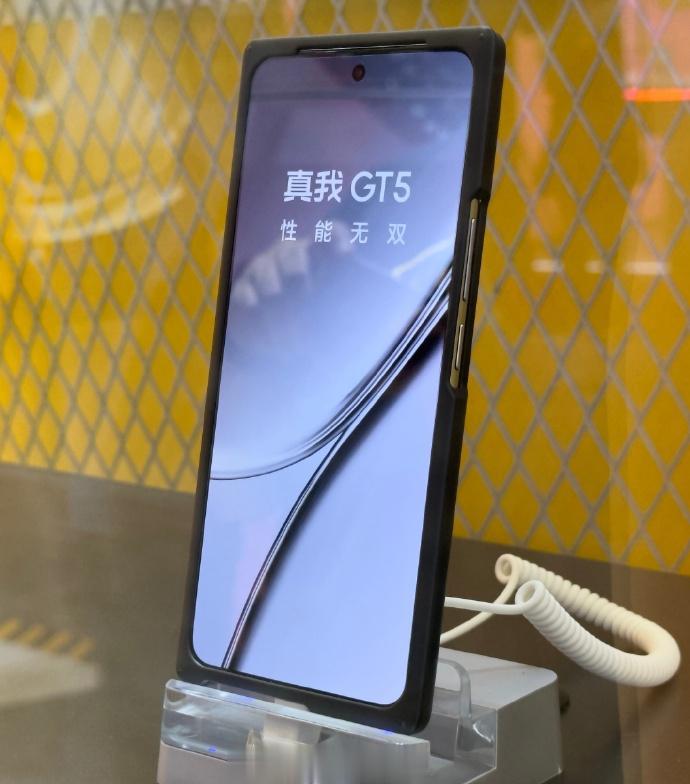 真我GT5真机出来了，居中屏幕挖孔，1.5K柔性直屏没有塑料支架；机身看起来挺轻