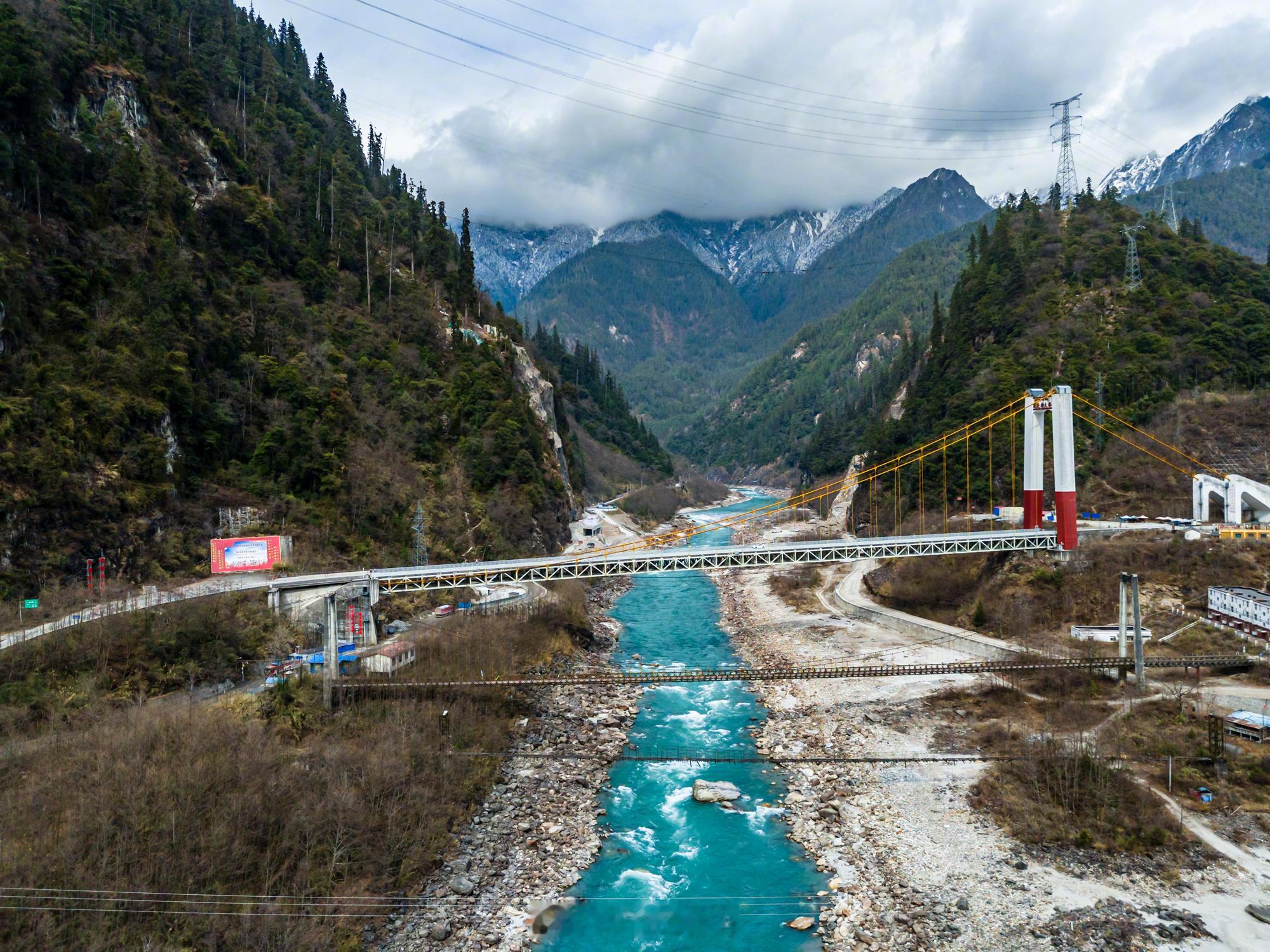 今日交通物语成就达成：打卡318国道最险峻路段 - 西藏波密通麦天险。这段路的种