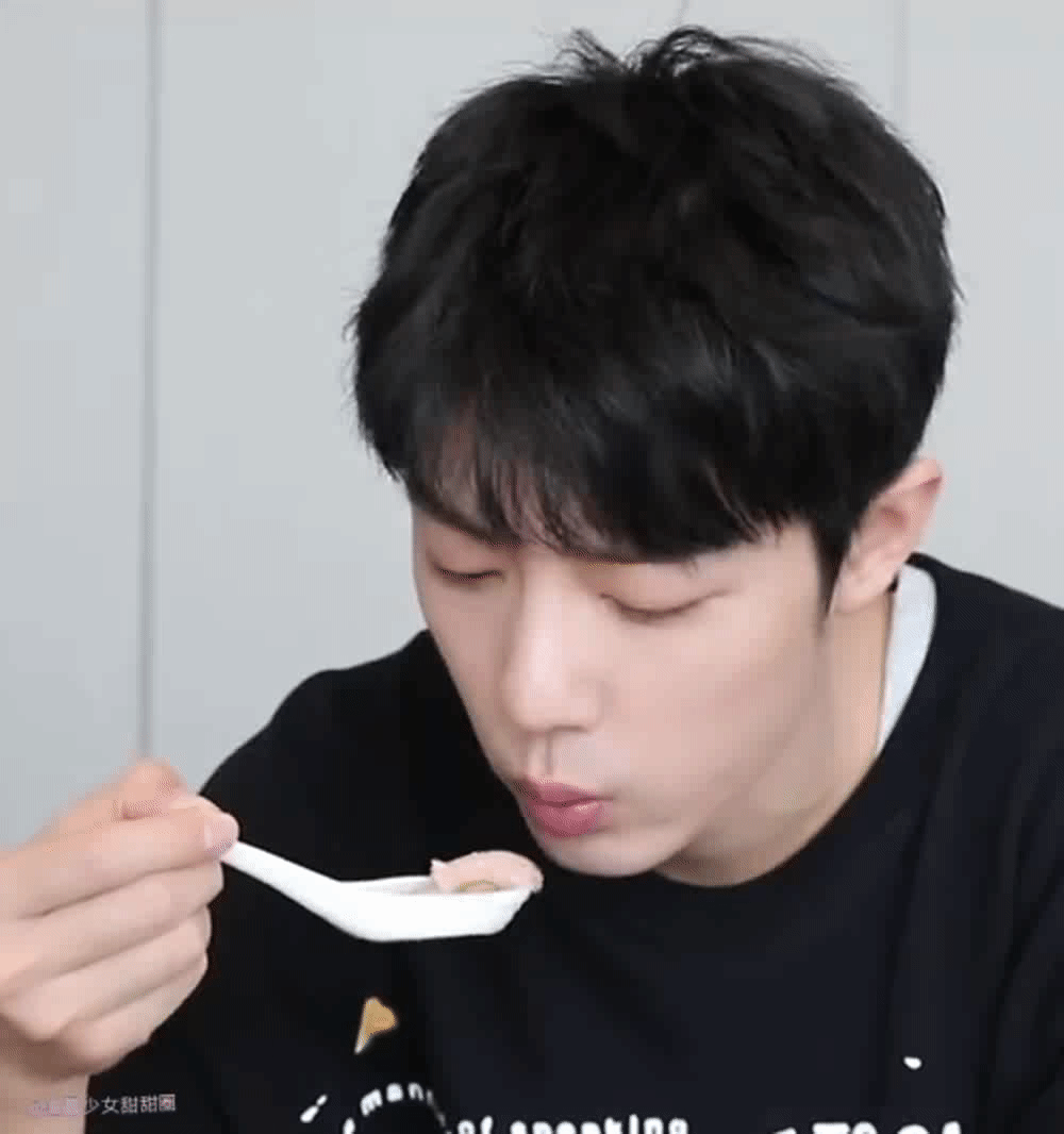 肖战吃东西都这么可可爱爱的！ 
