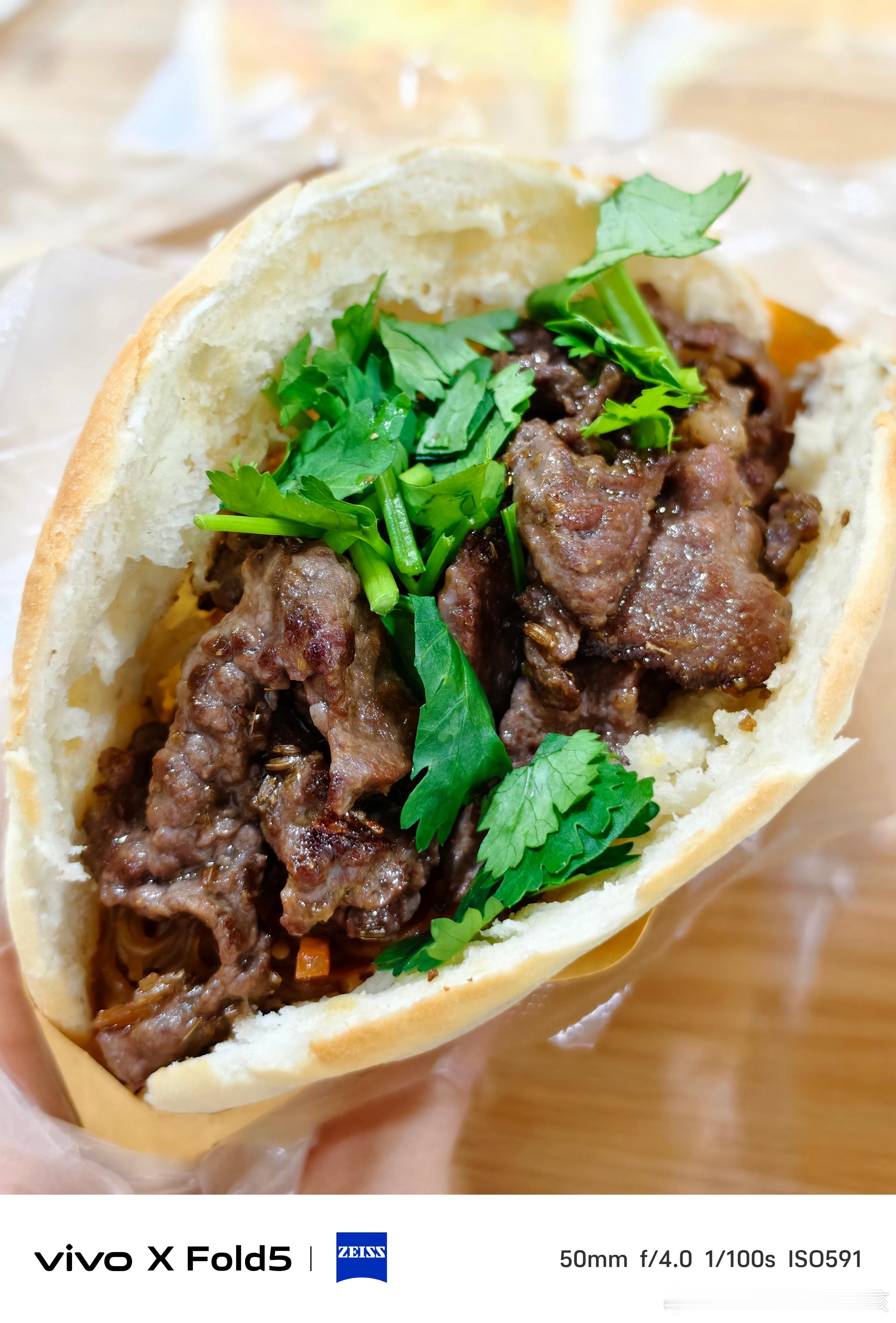 牛肉夹馍是真好吃呀[点赞]可惜肉少了点～ ​​​