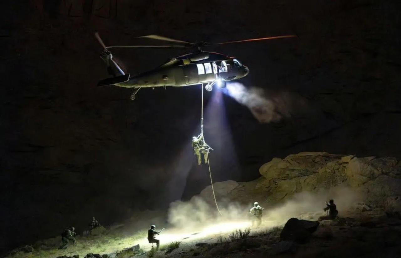 看到很多网友发帖计算美军这次营救两名飞行员的花费，我也跟风测算一下。

结合特朗