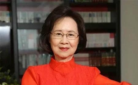 1964年，26岁的琼瑶离婚后，介入了平鑫涛的家庭，当起了“小三”。有一次，平鑫