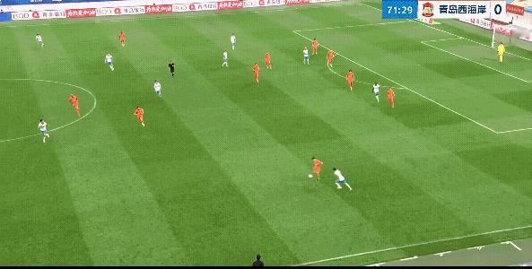 看了邝兆雷踢这一会球，觉得邝兆雷还是不太自信，你说他不积极吧，他也很积极，但是每