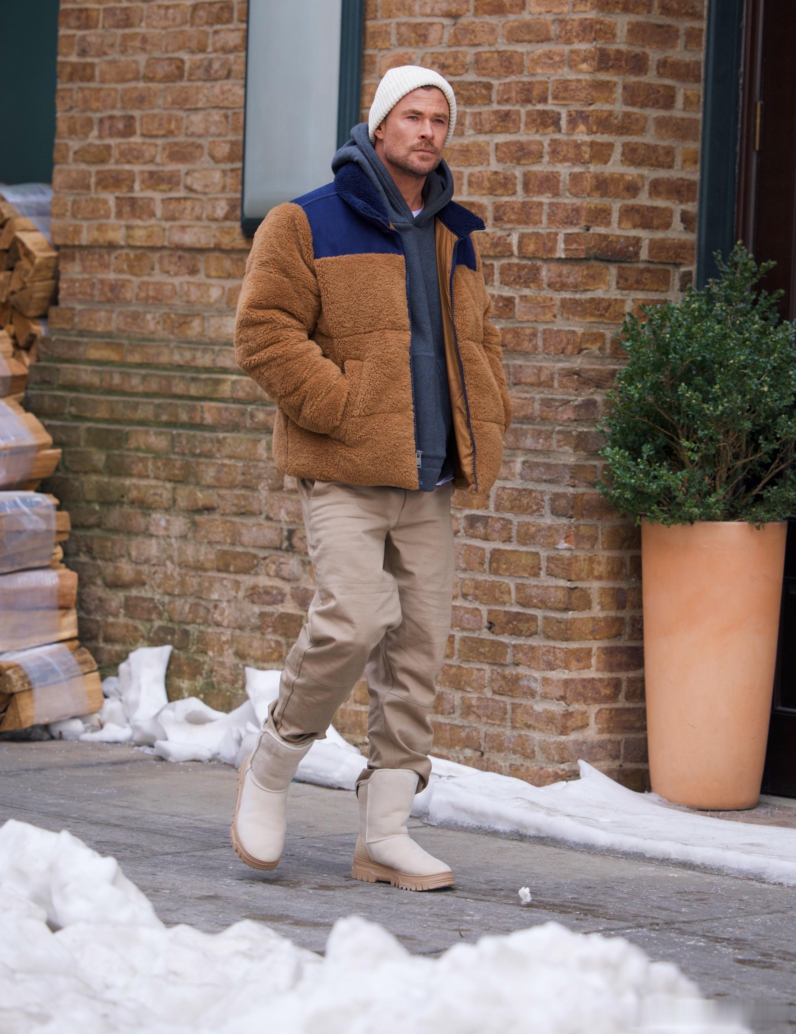 Chris Hemsworth克里斯海姆斯沃斯宣传期在纽约翠贝卡外出，穿着抓绒外