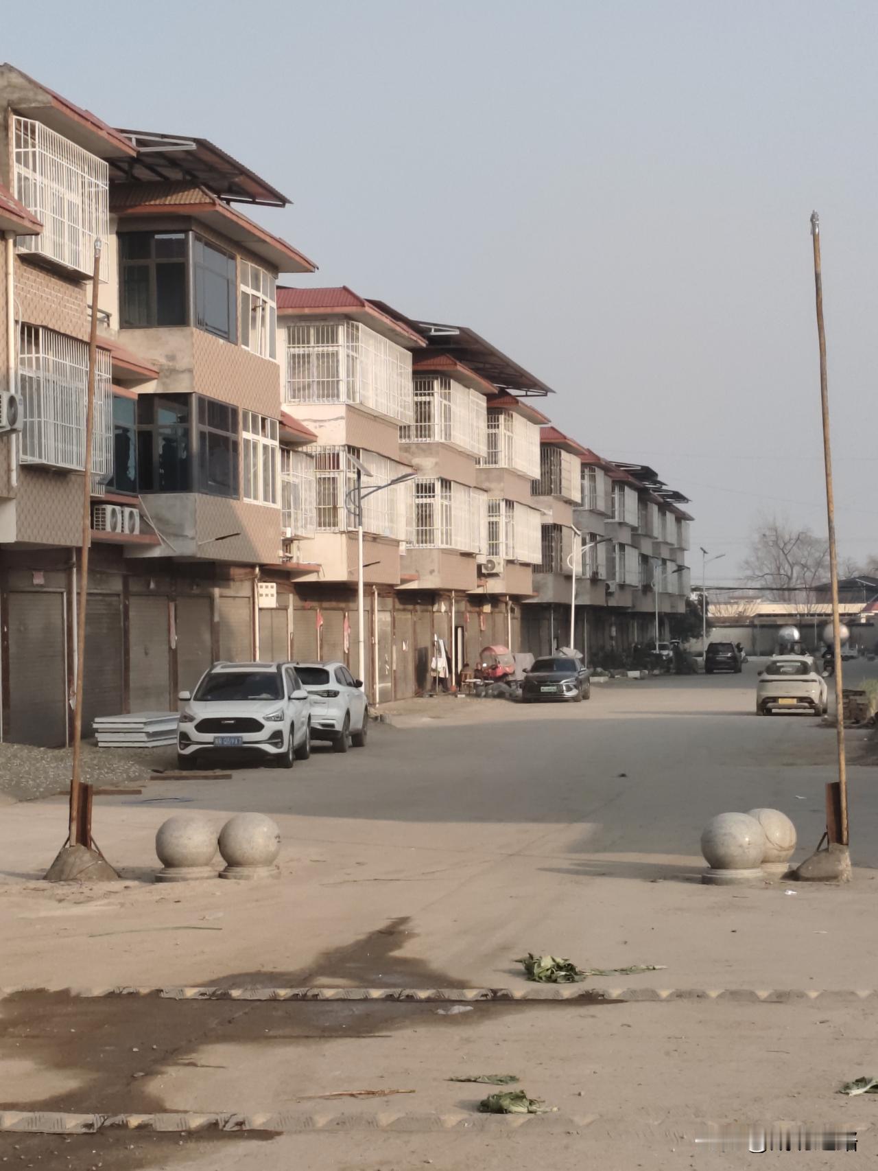 最近随手拍了张照片，画面里是宁静的小镇，阳光轻柔地洒在红瓦白墙上，真有种岁月静好