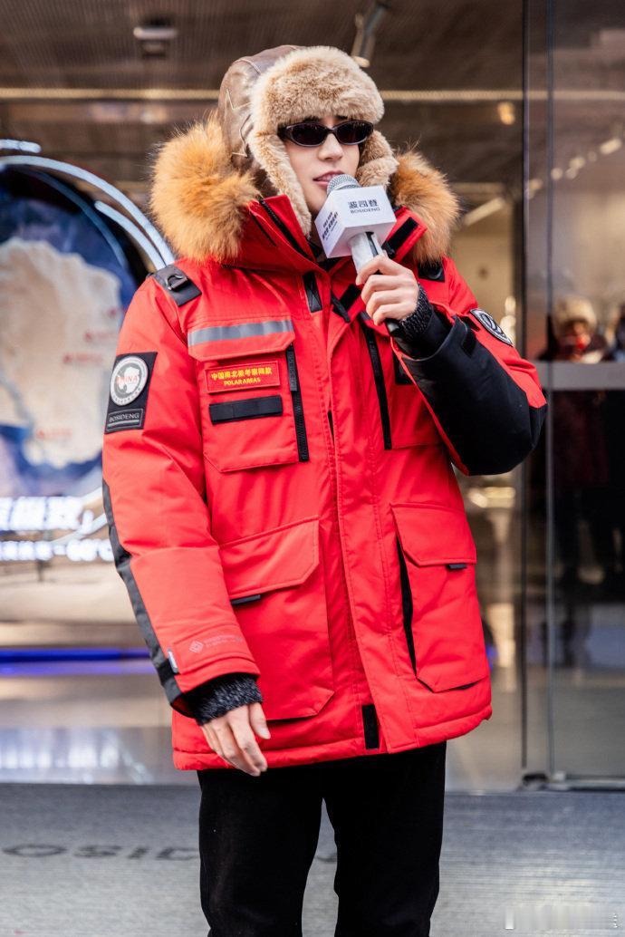 于适孙艺洲学企鹅走路 于适孙艺洲尔滨同游太养眼，两大帅哥穿搭颜值双双在线，于适红