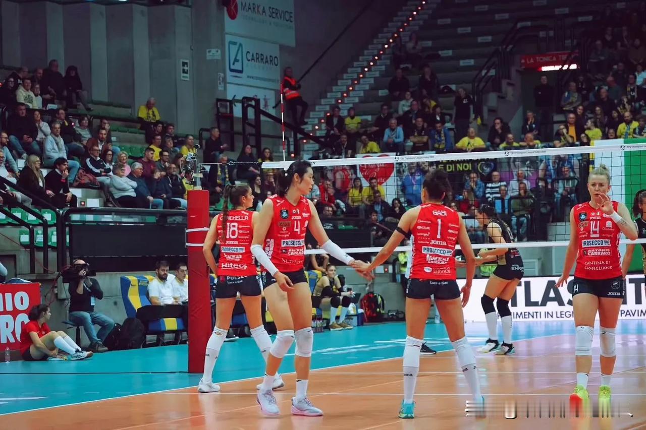 欧冠：科内利亚诺女排3-0普罗夫迪夫女排
朱婷图集，美美的