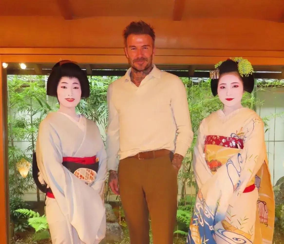 贝克汉姆的儿子和儿媳最近一起外出旅行，然而，照片中的儿子似乎相较于他的妻子，颜值