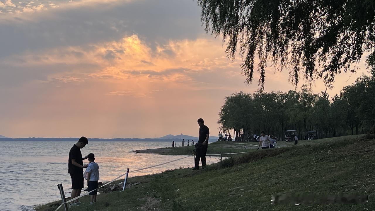 你知道吗？时下的年轻人，为何痴迷穿越仙侠？因为白天是牛马，晚上总得做回神仙。
