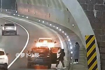 生死一瞬间。
看不懂的规定，总有它存在道理，这次是：车靠边，人撤离。
2月10日