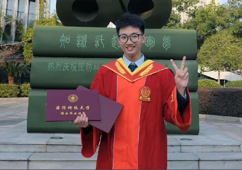 纯红色的博士学位服，这是什么学科的衣服，一般博士服都是中间红色，旁边黑色，这个竟