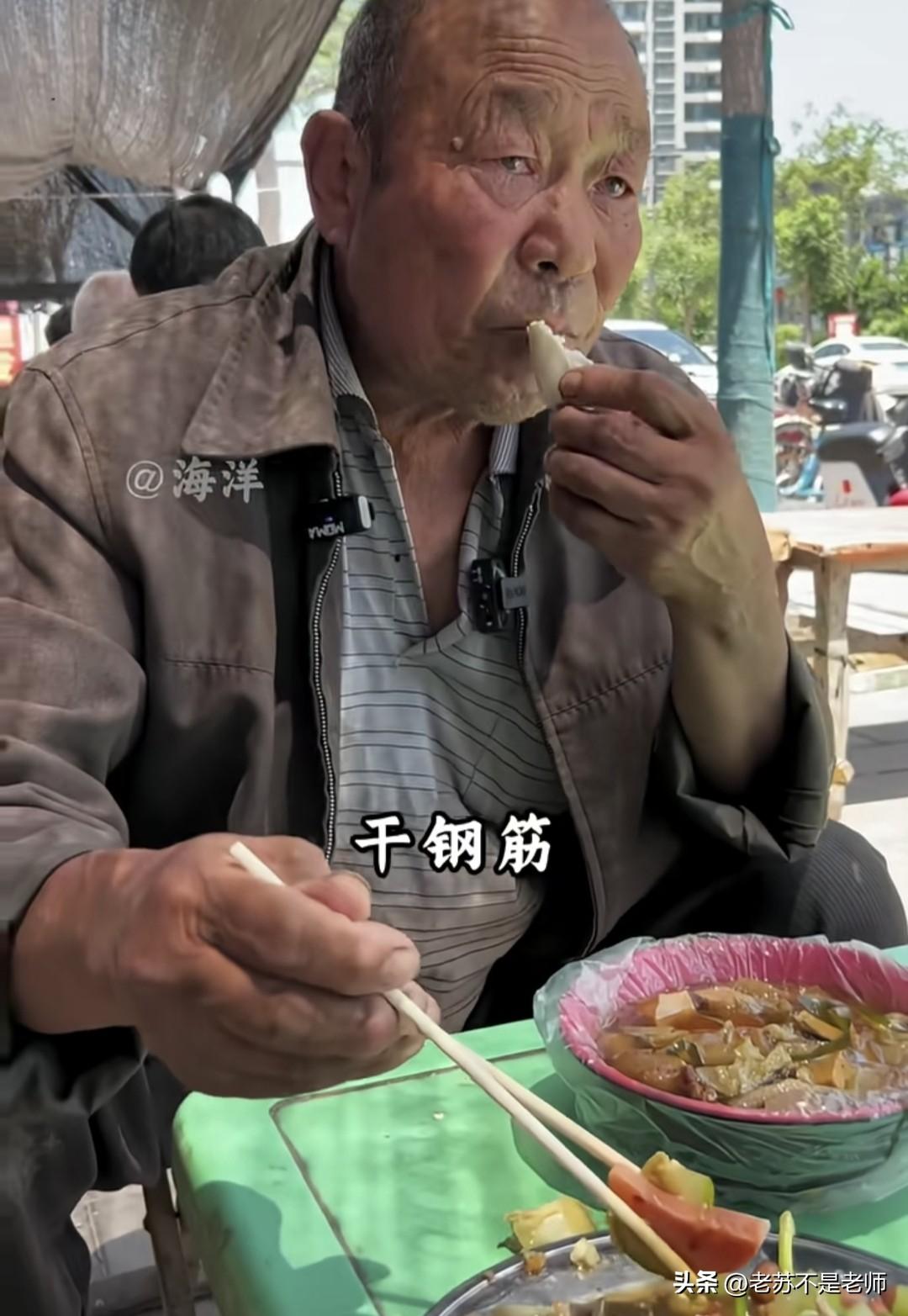 这位老人77岁，山东荷泽人，这么大年纪，还在干着干钢筋的活。

当问他年纪这么大