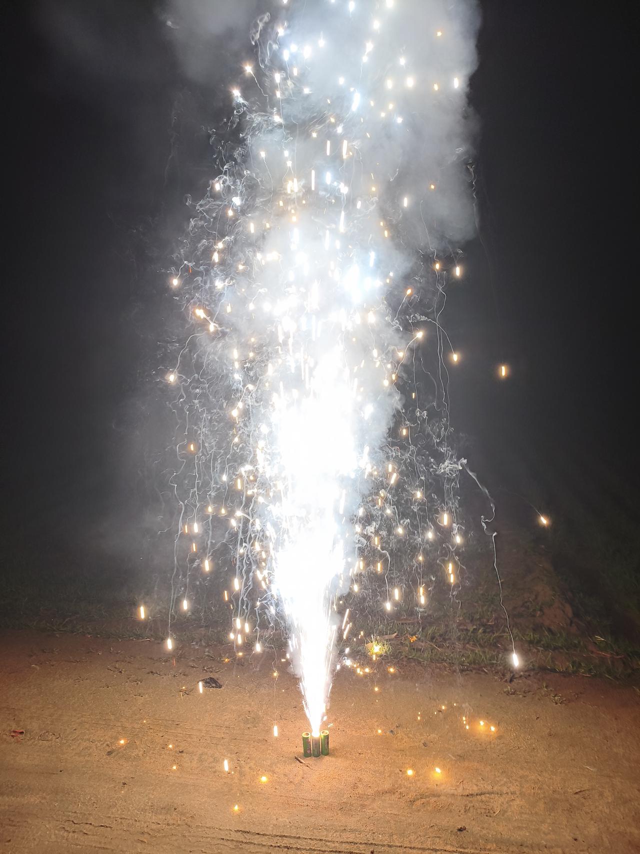 1. 东风夜放花千树，更吹落，星如雨。烟火向星辰，所愿皆成真。马年元宵节