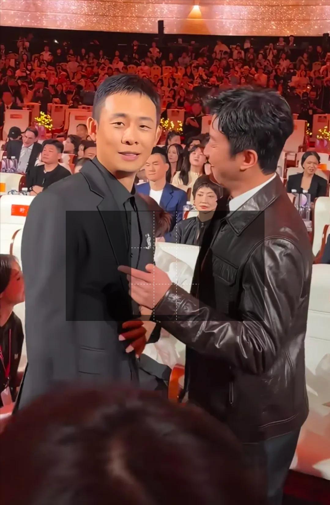 52 岁的吴京，这状态说是四十岁都有人信！
 北影节闭幕式上，一身精神的短发造型