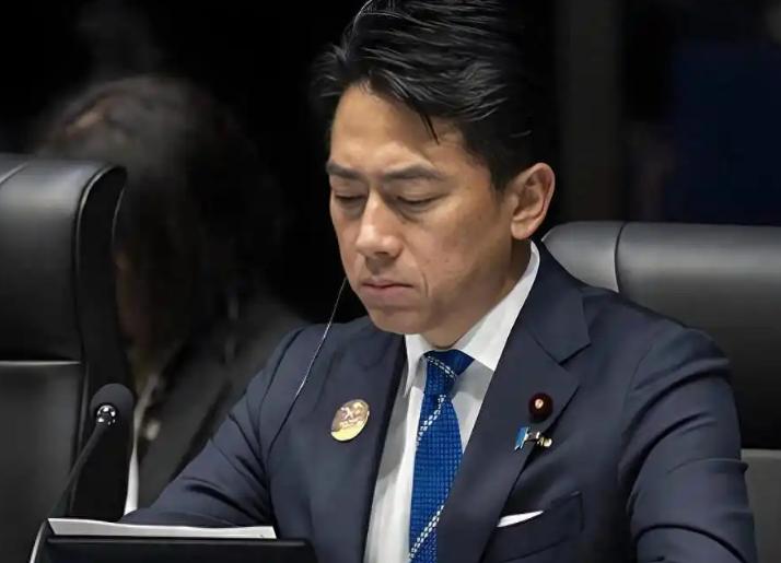 回避历史反省却自诩和平，日本香会辩解难掩道义缺失的本质。

关注国际时事的朋友应