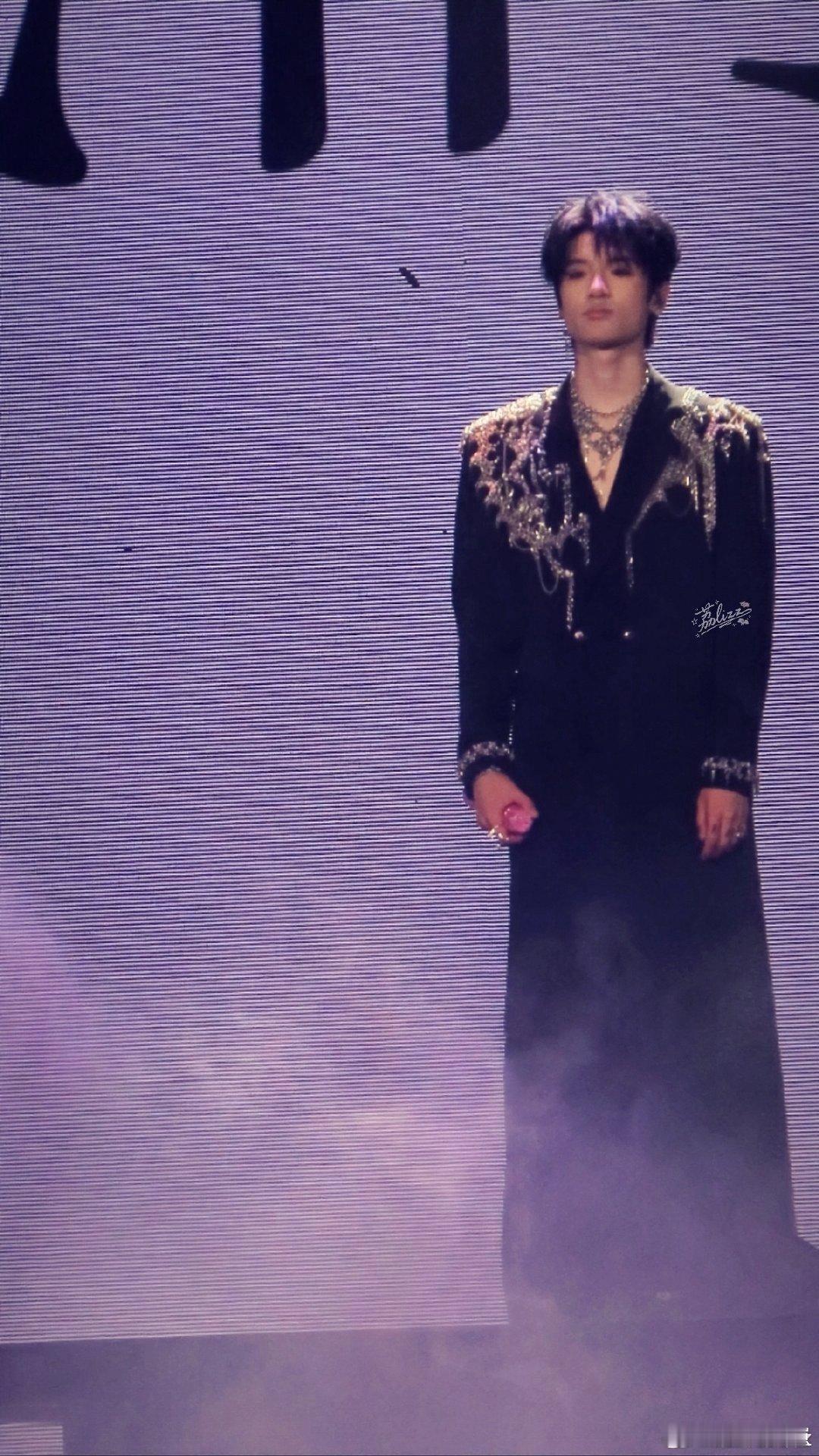 张峻豪[超话]张峻豪把红毯走成秀场 张峻豪红毯名场面+1！棕色大衣加身，少年独有