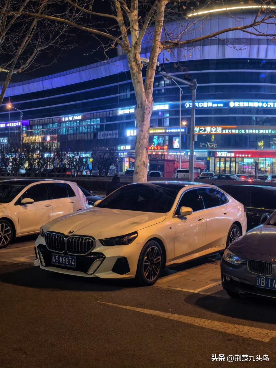 新年第一次夜跑
遇到两台新款 5 系
越看越好看，外形很有张力
现在好像起步还不