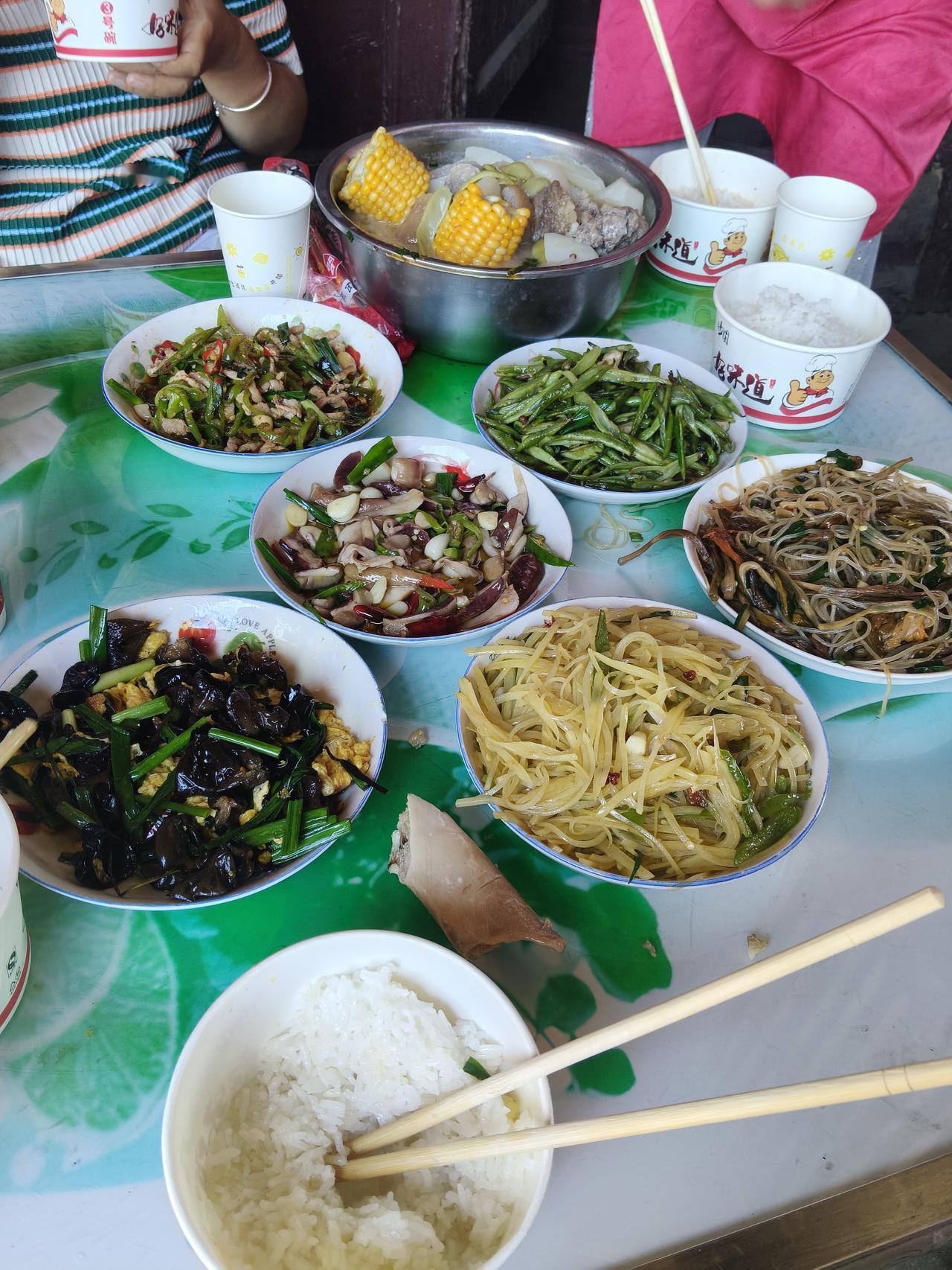一灶烟火，便是农家最好的味道

这一桌饭菜，除了菜籽油、盐和味精，豆角、辣椒、土