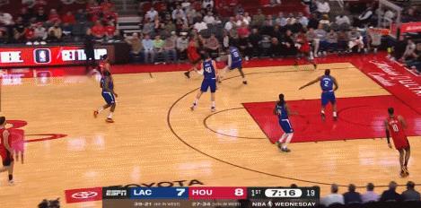 #NBA# 学聪明了🤓！杰伦-格林欧洲步躲过小卡上篮 避免被造进攻犯规