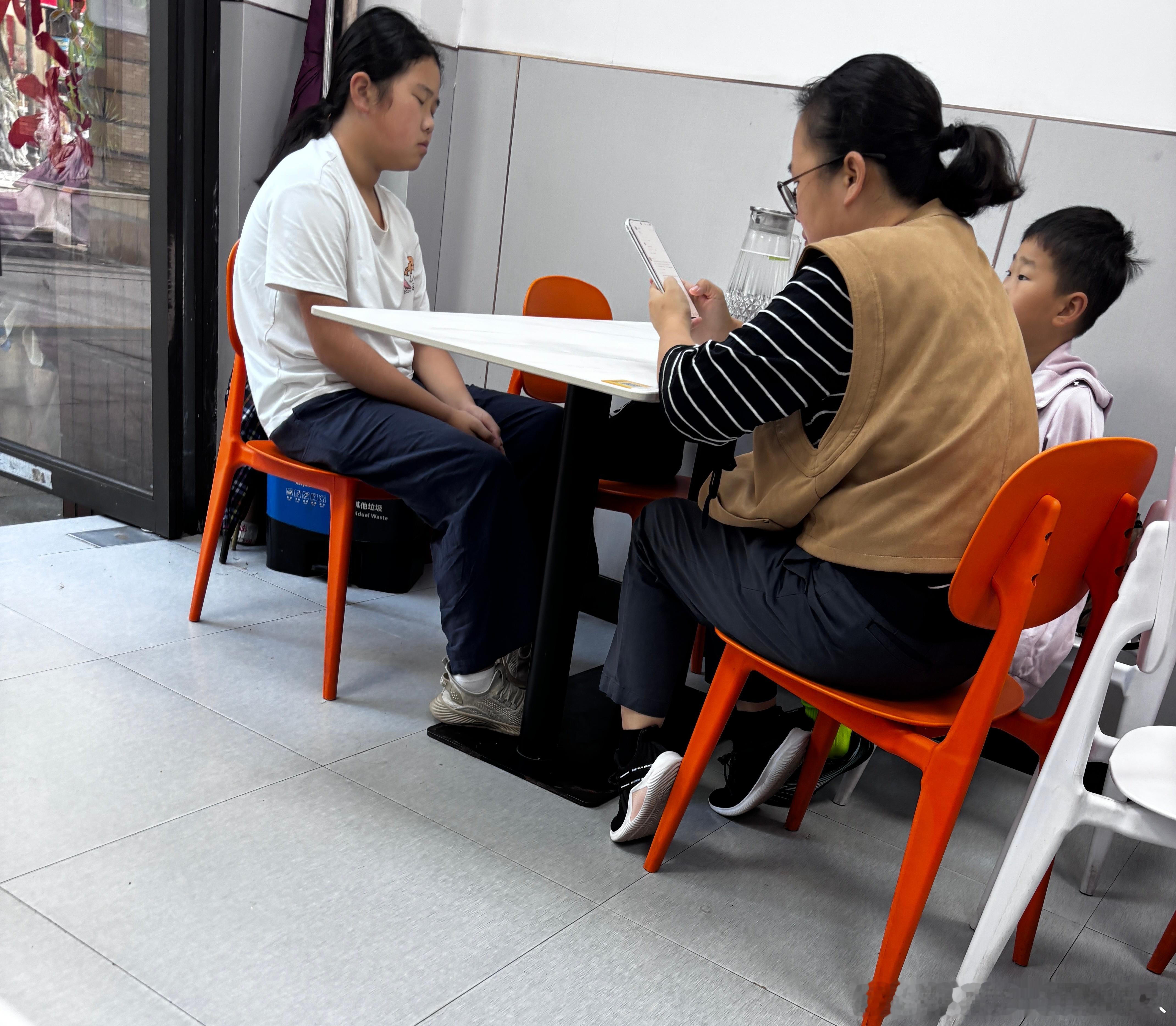 早上在一家肠粉店里吃早餐，进来一个小女孩，在进餐区用正常交谈的声调说了句“老板要