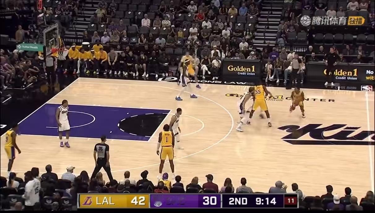 NBA季前赛，湖人全新亮相。这场比赛在缺少詹姆斯的情况下，球队打出了出奇流畅的进