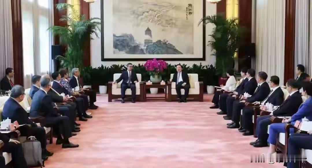 任凭背后“谣言”起，如期抵杭话交流。在台岛，“萧王”被怀疑贪污的事件闹得沸沸扬扬