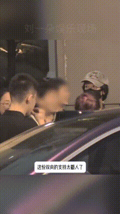 杨紫跟家人聚餐庆祝获奖恭喜杨紫获得白玉兰视后