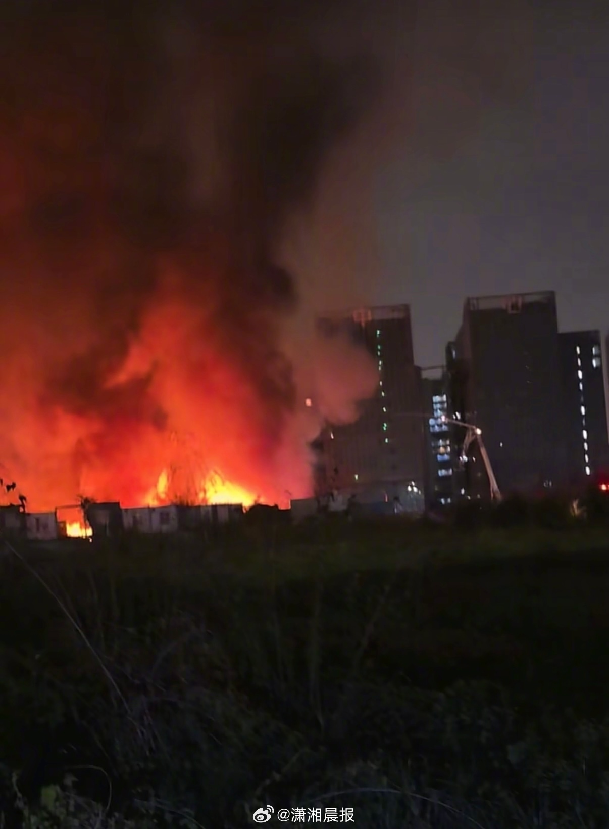 【#广州一地凌晨起火火光冲天#，#应急局回应仓库凌晨突然起火#：无人员伤亡，3小
