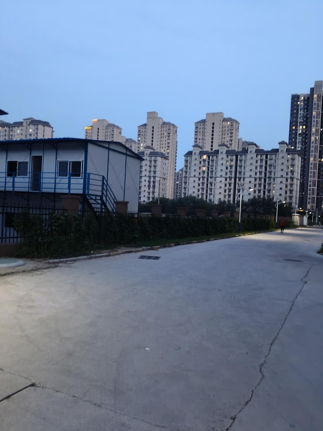 这是许州路许庄社区的地，拆迁以后许庄迟迟没有动工盖安置房，以前都是附近的村民种的