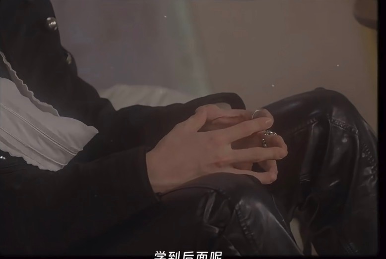 这波应该是致敬的重庆专场小短片（虽然角度不太一样 